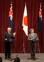 (2)Howard meets with Koizumi