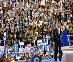 Obama backs Hillary Clinton in convention speech