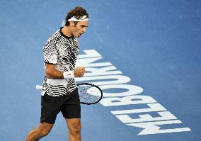 Federer advances to Australian Open semifinal