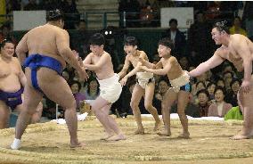 (CORRECTED)(2)Sumo exhibition opens in Seoul