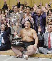 Harumafuji takes 8th title at Nagoya sumo
