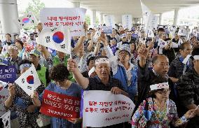 LDP lawmakers depart for Seoul despite entry ban