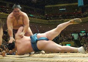 Miyabiyama upsets Hakuho for joint lead with Chiyotaikai