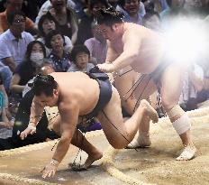 Yokozuna Kakuryu suffers 1st defeat at Nagoya sumo