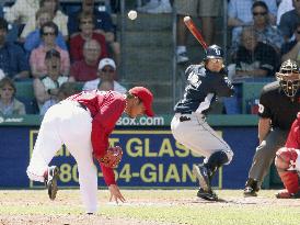 Okajima pitches against Iwamura in preseason game