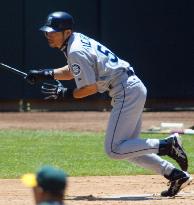 Mariners' Ichiro goes 2-for-4 against Athletics