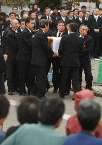 (2)Funeral held for mother, daughter killed in landslide