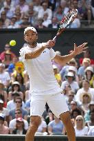 Murray reaches Wimbledon last eight