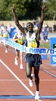 (2)Kenyan Riri wins Lake Biwa race