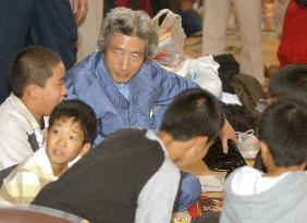 (3)Koizumi visits quake-hit Niigata, hints at bonds for relief