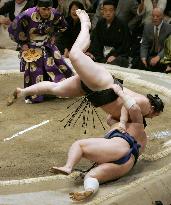 Asashoryu, Hakuho moving toward inevitable battle