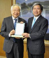 Kumamoto governor receives courtesy visit by Chinese mission head