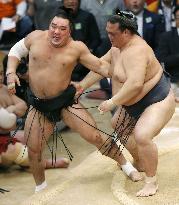 Harumafuji wins Kyushu title despite final-day defeat