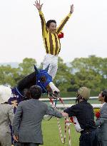 (2)Ingrandire in surprise victory at Tenno-sho