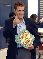 Larios arrives in Nagoya to defend WBC super bantamweight title