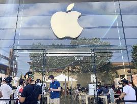 Apple market value hits $2 trillion