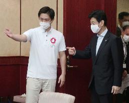 Osaka Gov. Yoshimura meets economic revitalization minister Nishimura