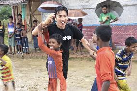 Former Japan football captain visits Rohingya refugee camp