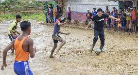 Former Japan football captain visits Rohingya refugee camp