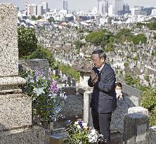 Japan PM Suga visits mentor's grave