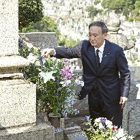 Japan PM Suga visits mentor's grave