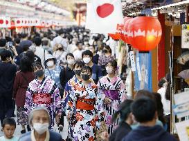 People return to tourist sites in Tokyo
