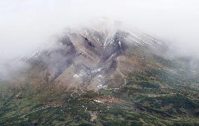 Mt. Asahidake covered with season's 1st snow