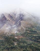 Mt. Asahidake covered with season's 1st snow