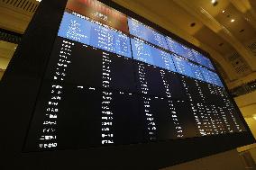 Tokyo stock trading stops due to system glitch+