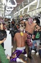 Live wrestling on train in Japan