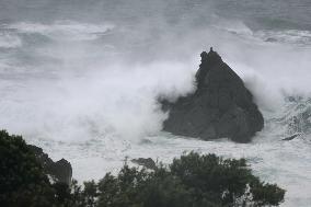 Typhoon Chan-hom approaches Japan