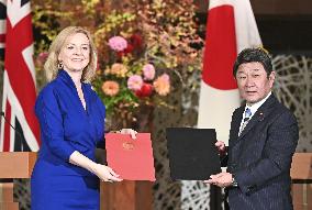 Japan, U.K. sign post-Brexit free trade agreement