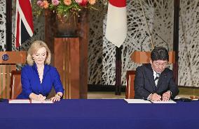 Japan, U.K. sign post-Brexit free trade agreement