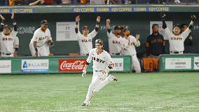 Baseball: Sakamoto gets 2,000th career hit
