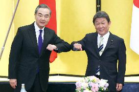 Japanese, Chinese foreign ministers meet in Tokyo