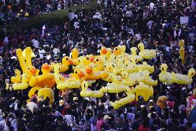 Rubber ducks become symbol of Thai protests