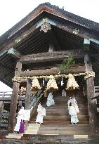 Year-end cleanup at western Japan shrine