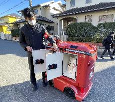 Self-driving delivery robot