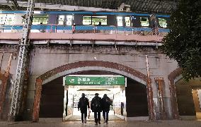 Last trains in Tokyo area leave earlier amid pandemic