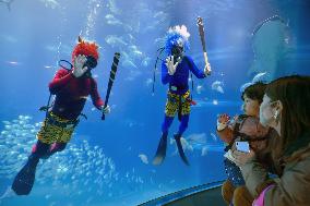 Divers posing as "oni" demons appear at western Japan aquarium on bean-throwing day