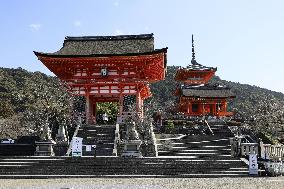 Japan extends virus emergency for Tokyo and other regions