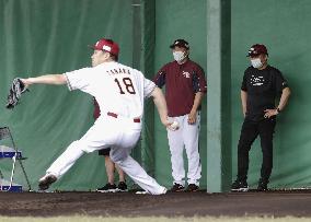 Baseball: Tanaka at Rakuten's spring training