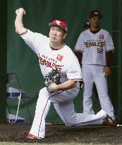 Baseball: Tanaka at Rakuten's spring training