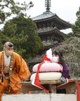 Rice cake lifting at Kyoto temple