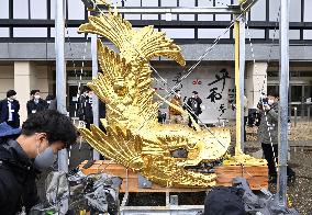 Golden statues on top of Nagoya Castle