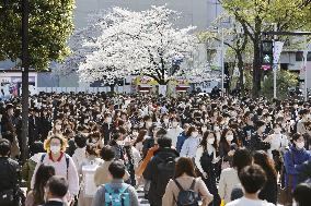 Crowded Tokyo after emergency lifting