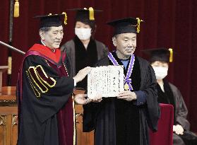 Haruki Murakami receives award from Waseda University