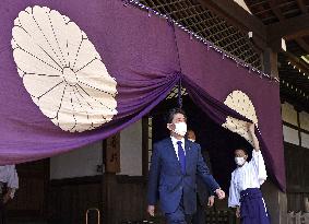 Ex-Japan PM Abe at war-linked Yasukuni shrine