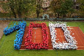 digit 100, 520 pupils and teachers dropped balloons in Czech national colors