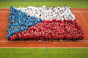 live Czech flag, 520 pupils and teachers dressed in Czech national colors